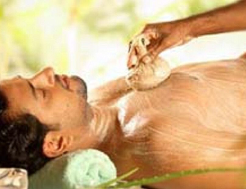 Navarakhizi: a massagem com pacote de arroz