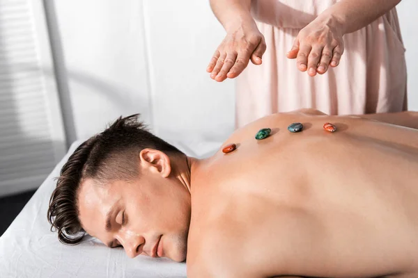 Massagem Vibracional com Cristais no Ayurveda: Harmonizar Energia para a Cura Holística